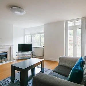 https://bright-and-spacious-2-bdr-apt-in-canary-wharf.cambridgehotelsuk.com